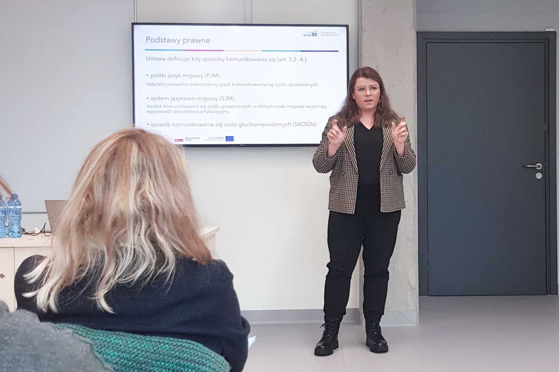Kinga Chmielewska, tłumaczka PJM podczas szkolenia dla kadry dydaktycznej UW